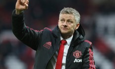 三亿体育体育网站-曼联客场小胜，索尔斯克亚开心笑容满面