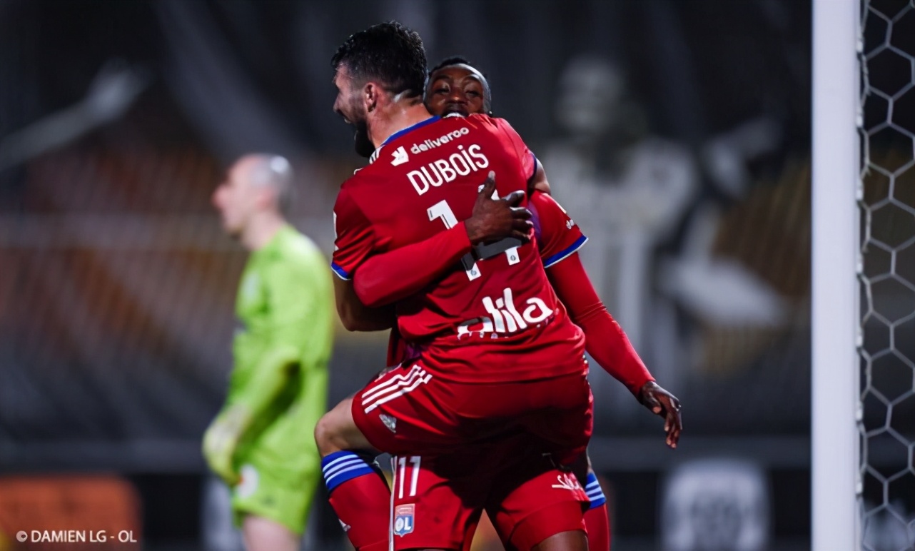 包含埃菲联队保持不败，成为黑马！的词条