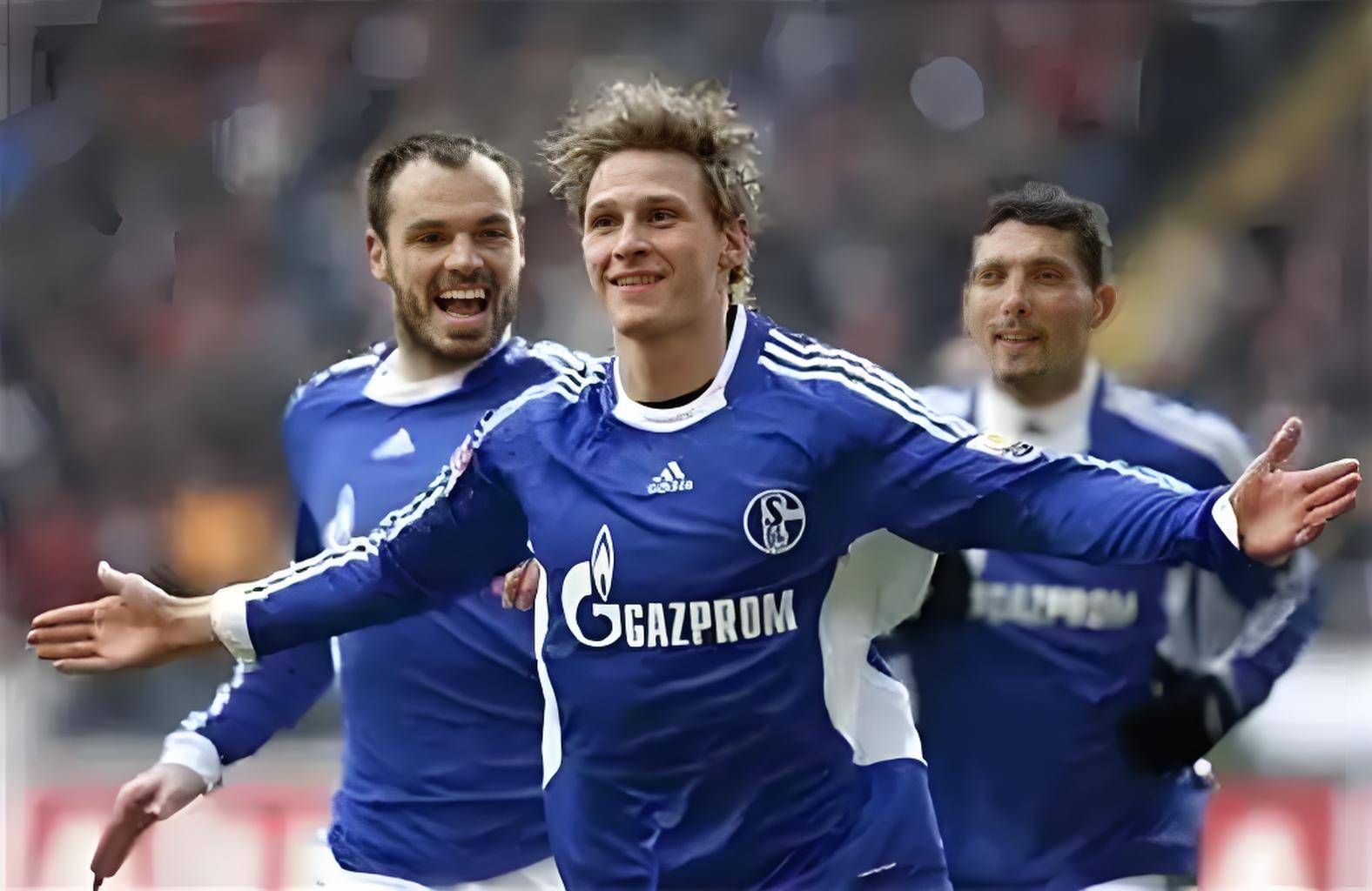 沙尔克04队员集体努力，取得胜利