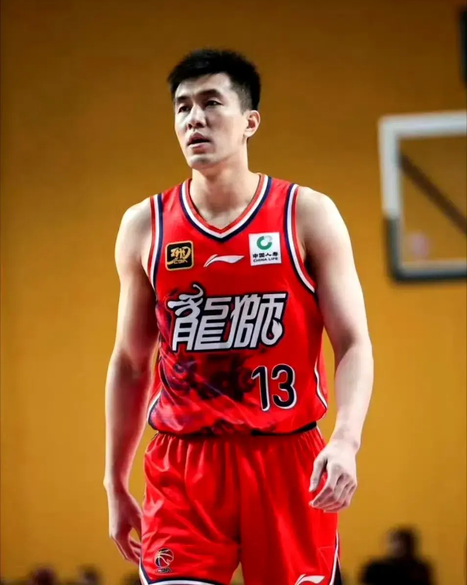 篮球联赛中一位运动员受伤将会如何影响球队？