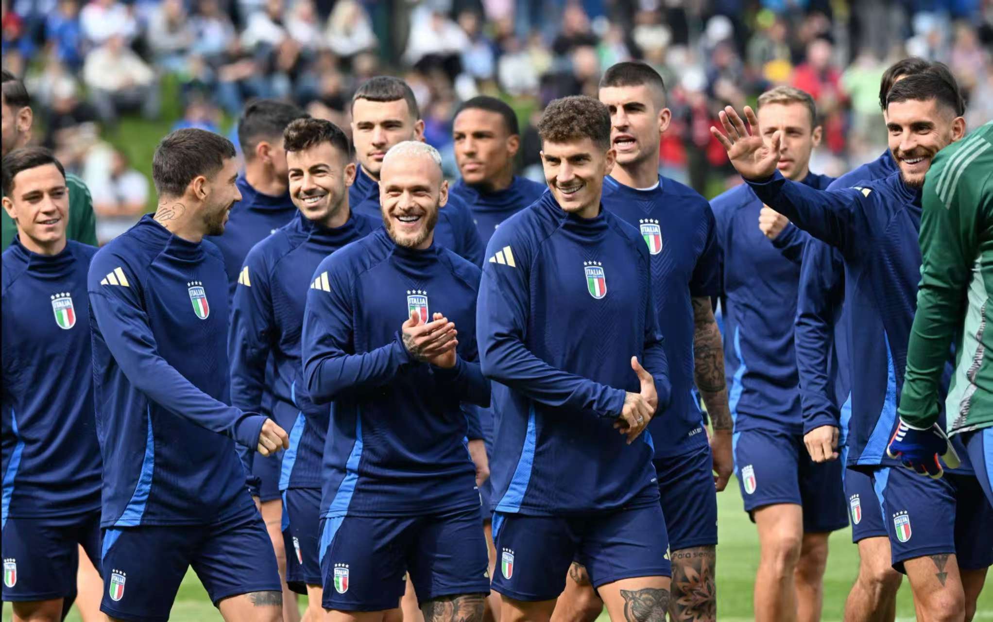 塞尔维亚队在欧预赛中展现出色的团队合作