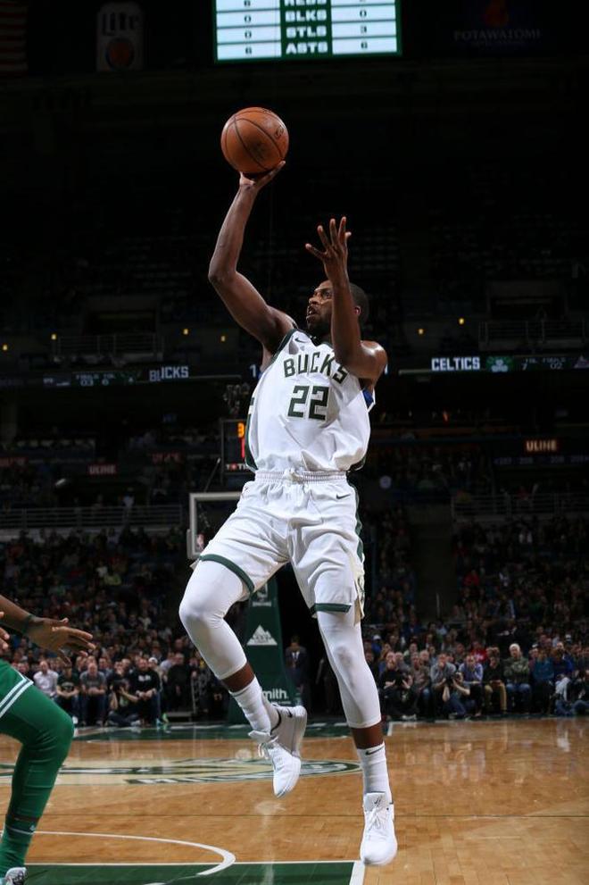 雄鹿客场不敌灰狼，遭遇败仗的简单介绍